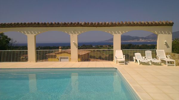 Vue depuis la piscine du gite