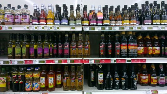 Vinaigres dans un rayon de supermarché